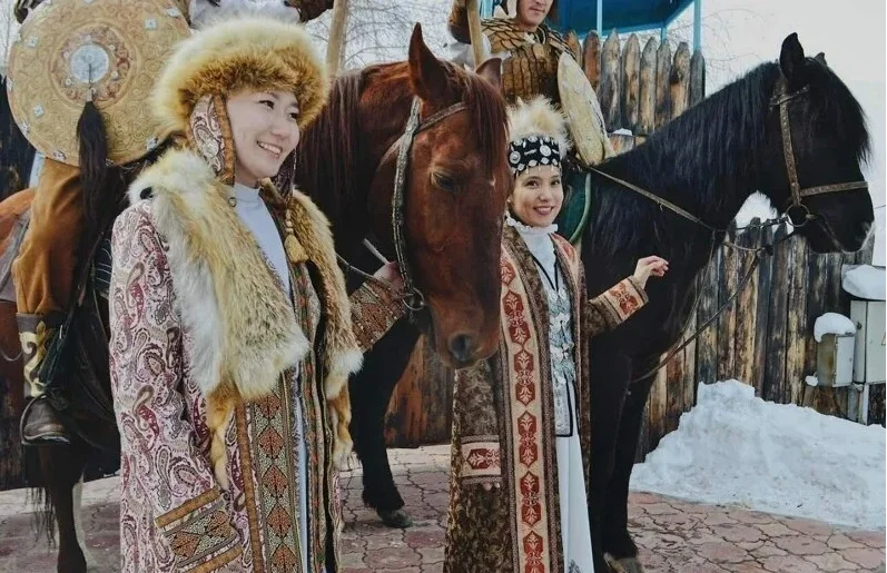 Две девушки с конями