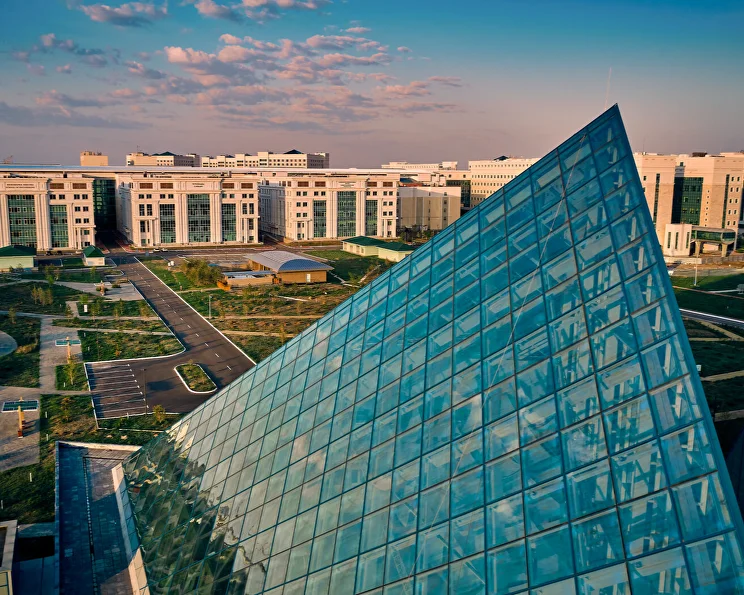 Жыныстық қатынас кезінде қызды шашынан ұстайды