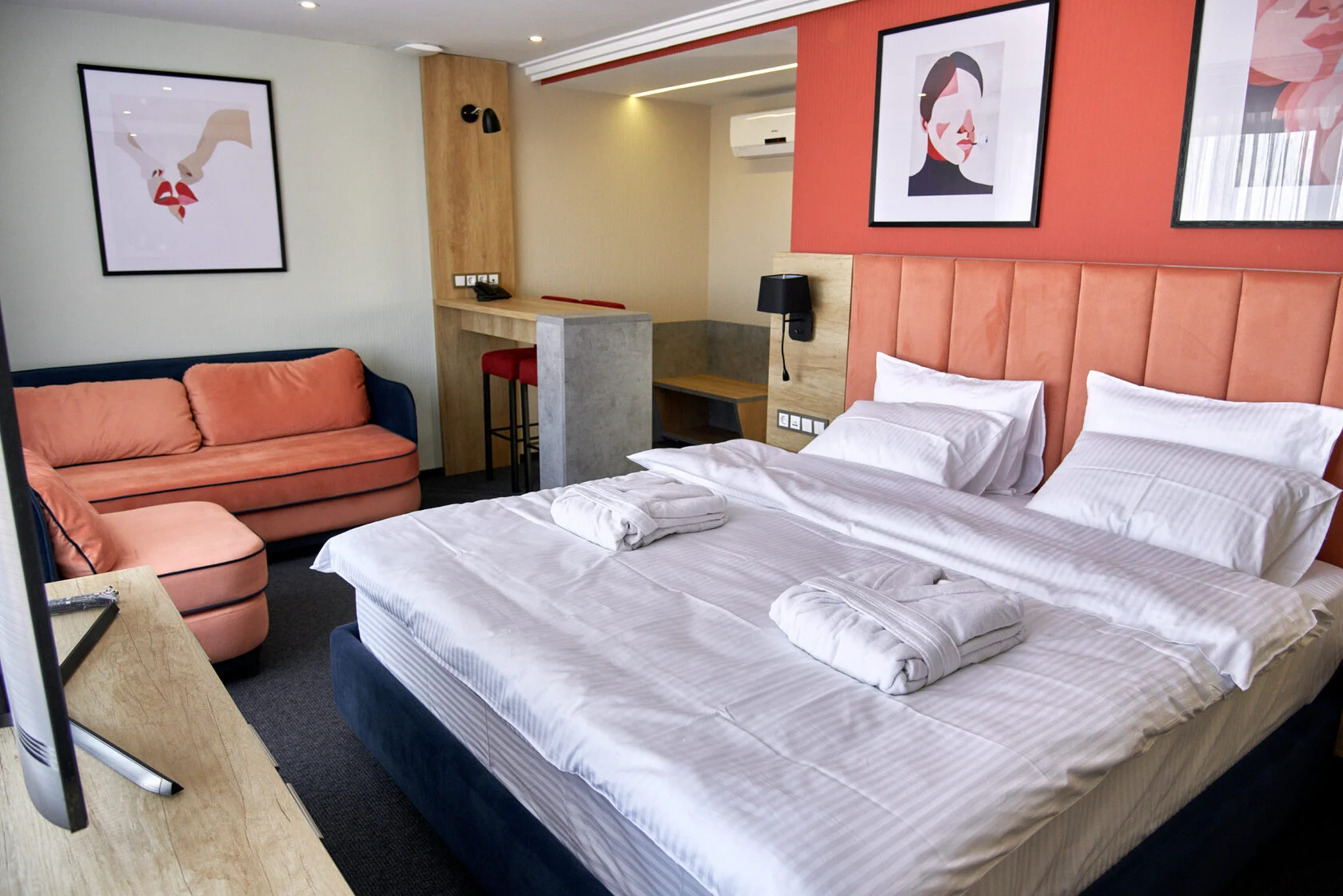 Semi-suite Room
