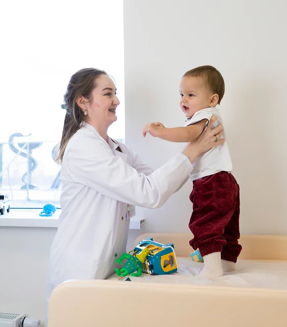 Педиатр с ребёнком на приёме