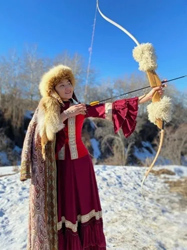 Девушка с луком