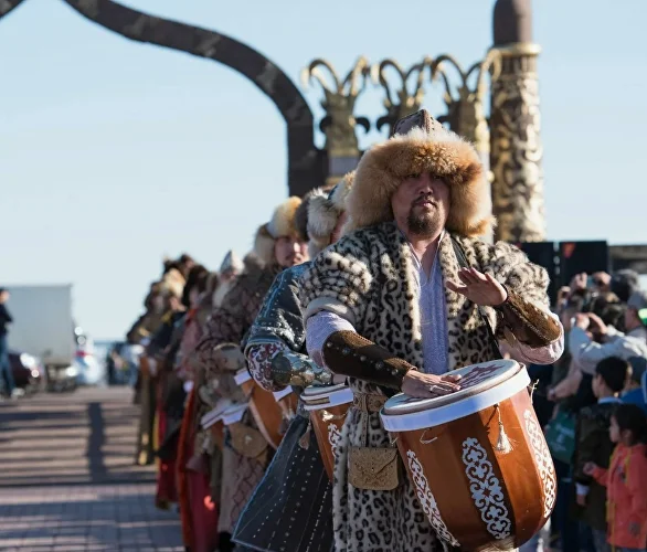 Играют на барабанах
