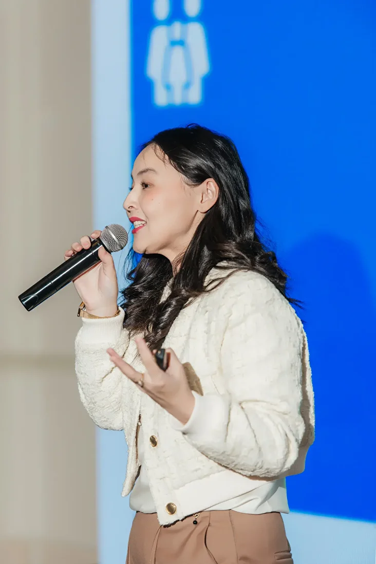 Асель Аульбекова выступает перед корпоративной аудиторией