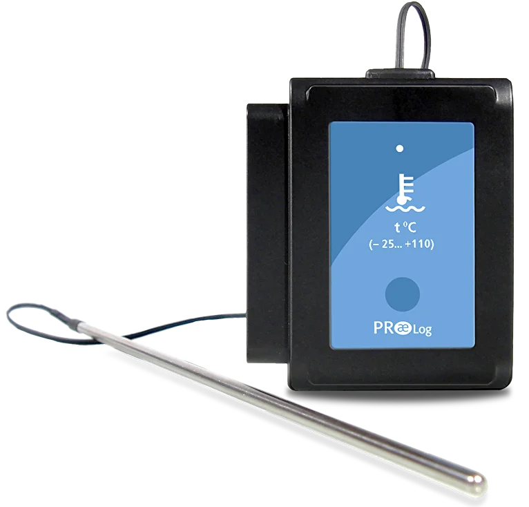 Ішінде кездейсоқ аяқталды Құл доминанттың аяқ киімін иіскейді