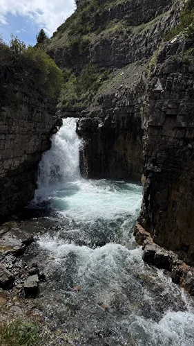 Водопад в горном ущелье на маршруте Альпийская сказка