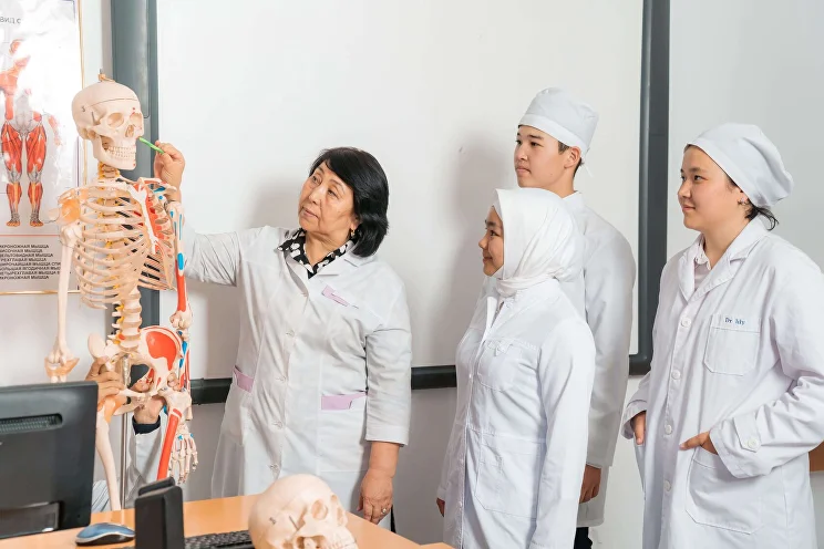 Ол әйелінің порносын лақтырады