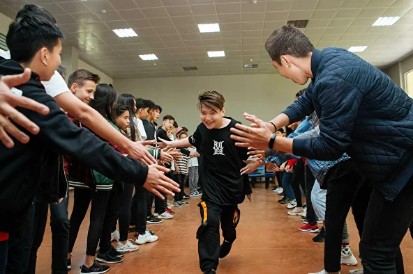 Тұрып тұрған қыз Шұлықтағы ыстық қаншықтар