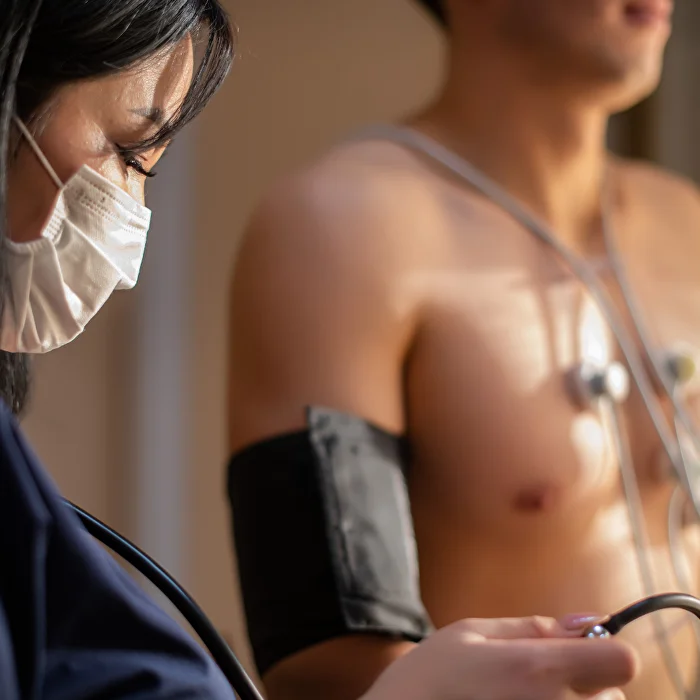 Алдымен оған қарады, содан кейін оған орысша секс сабағын берді.