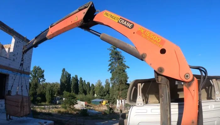 Манипулятор Алматы — работа краном‑стрелой на объекте